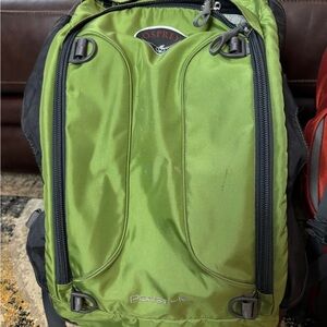 Osprey Hiking Travel Carrying Backpack Bag Green Black Waterproof Like New